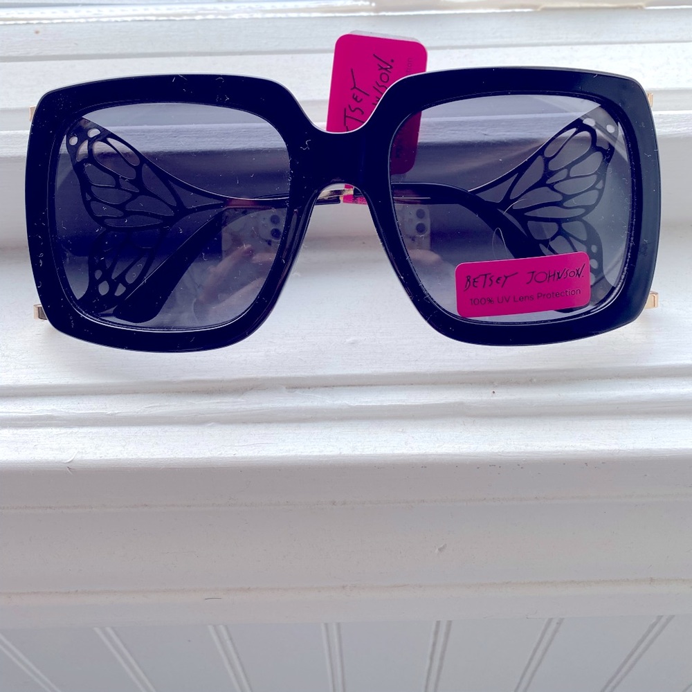 CLEARANCE- FINAL DROP Betsey Johnson sunglasses